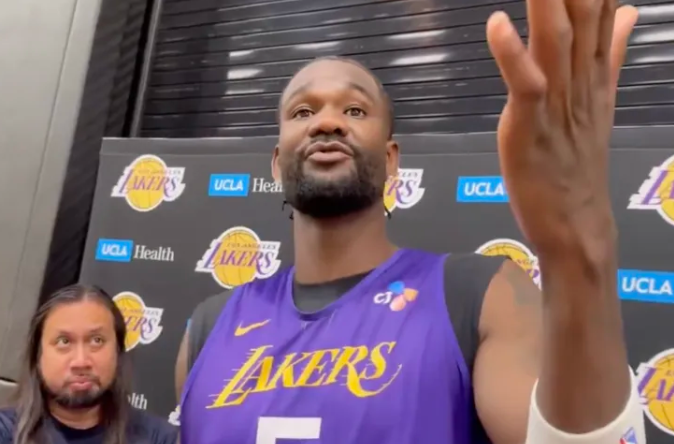 NBA季后赛，湖人球员德安德烈-艾顿接受了记者采访，谈到了防守换防能力。艾顿表