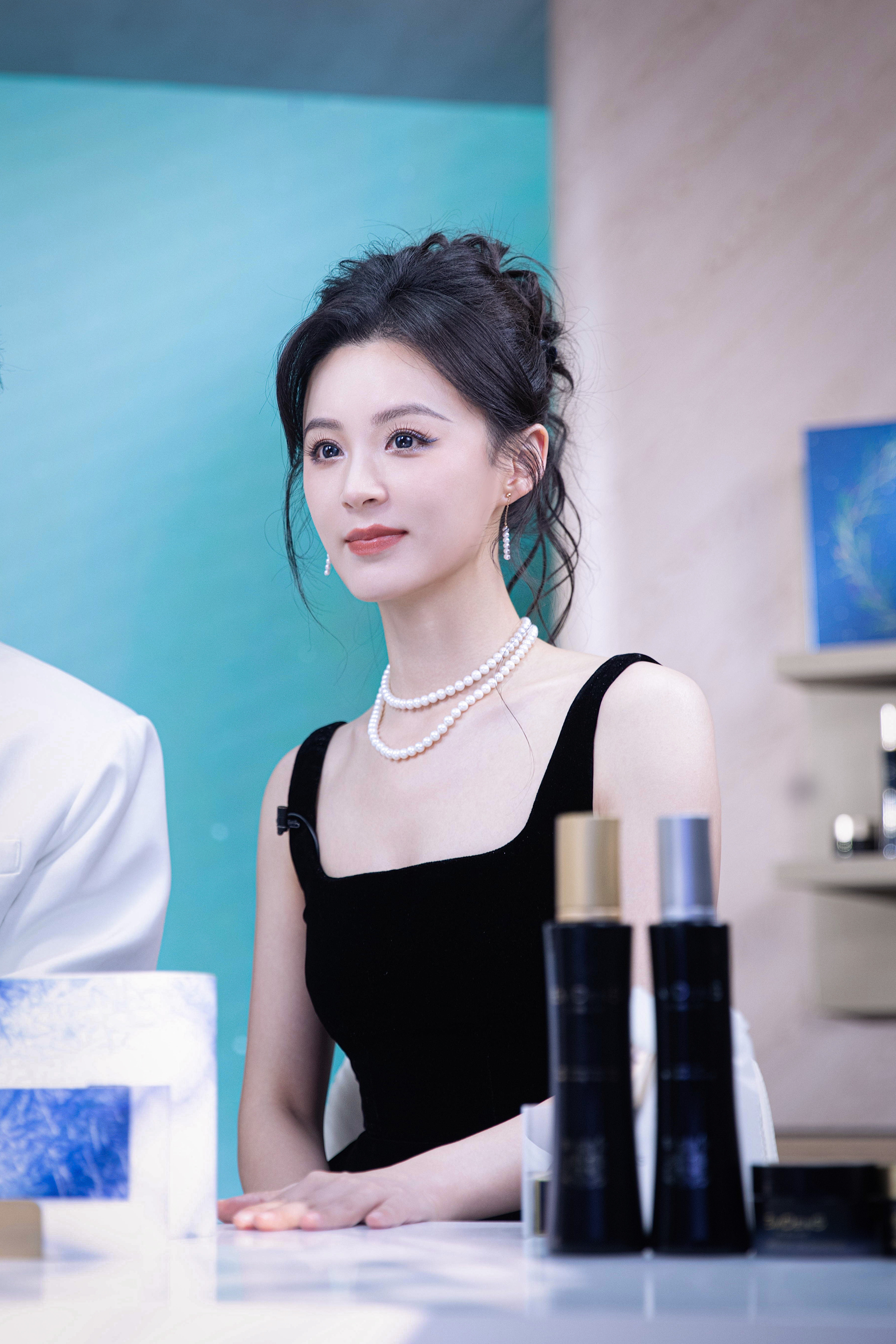 毛林林暖光漫过肩线，珍珠与夜色温柔碰撞，黑丝绒裹着松弛的优雅，连呼吸都浸着慵