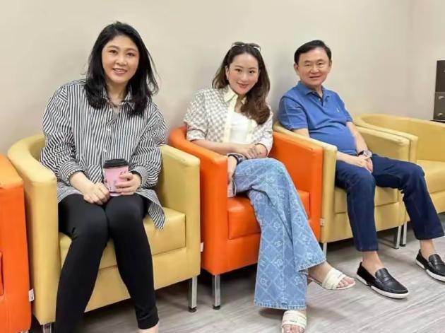 中间坐着的是泰国现任总理，左右坐着的是她的前任，三人均来自同一个家族，左边是姑姑