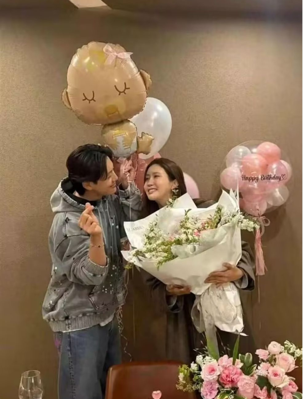 李多海晒孕肚照！怀孕5个月营业状态超好，网友：准妈妈也太美了