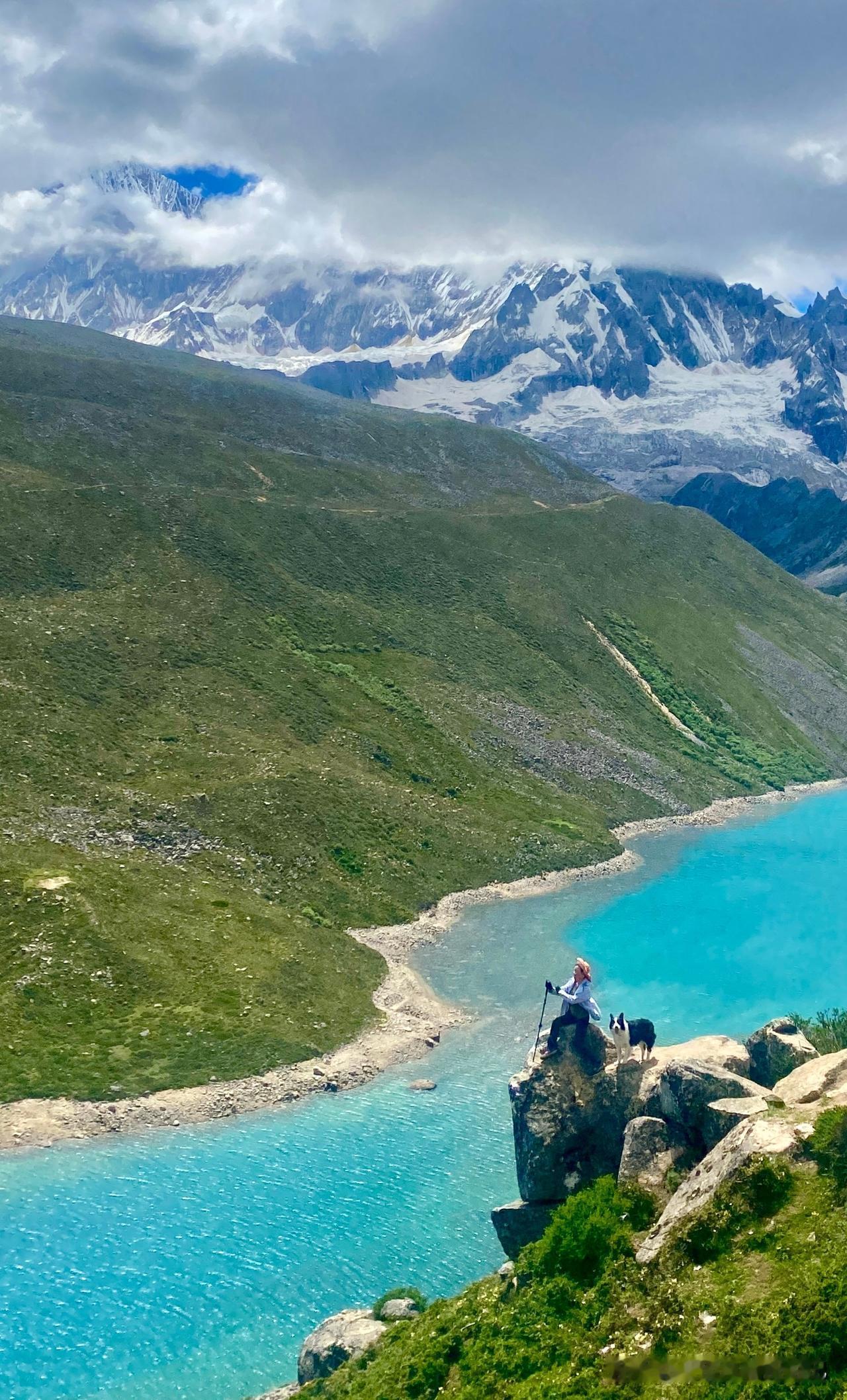 白玛林措环湖徒步，那琉璃般的湖面倒影雪山和蓝天白云的盛景，可以抵消所有身体的疲累