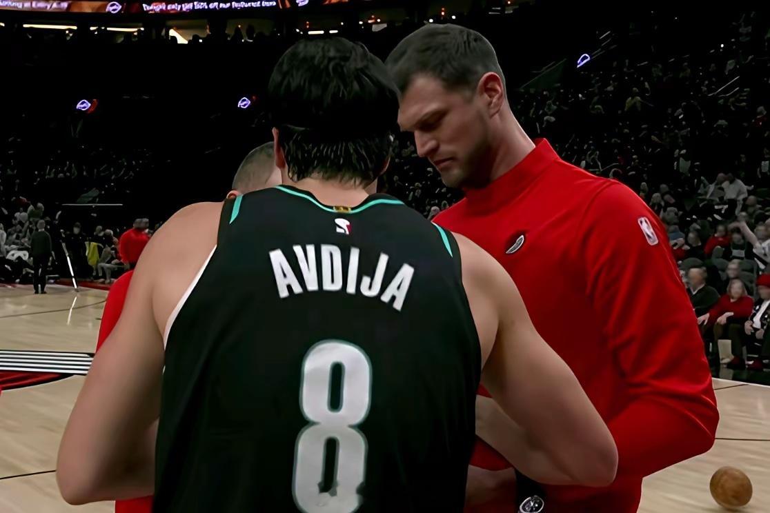 NBA惊现不可思议时刻！斯普利特该下课了，阿夫迪亚都急眼了，直接上去给斯普利特讲