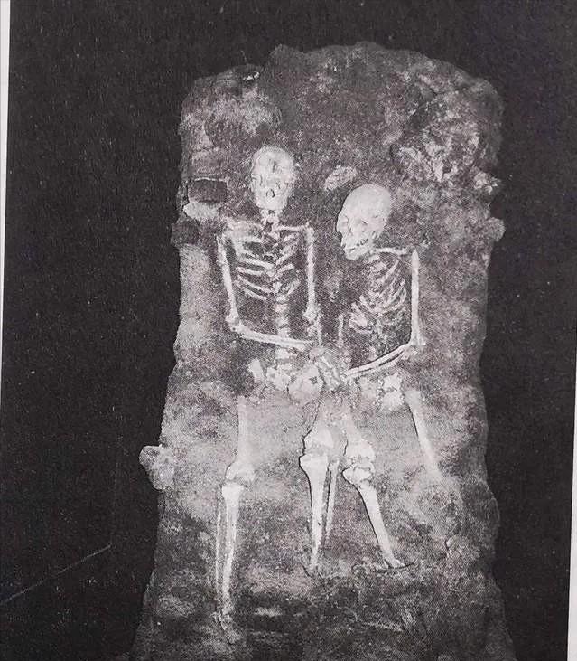 1997年，在沈阳东华门原日本宪兵队本部地下发掘出的部分遗骨里，有一对拷在一起的