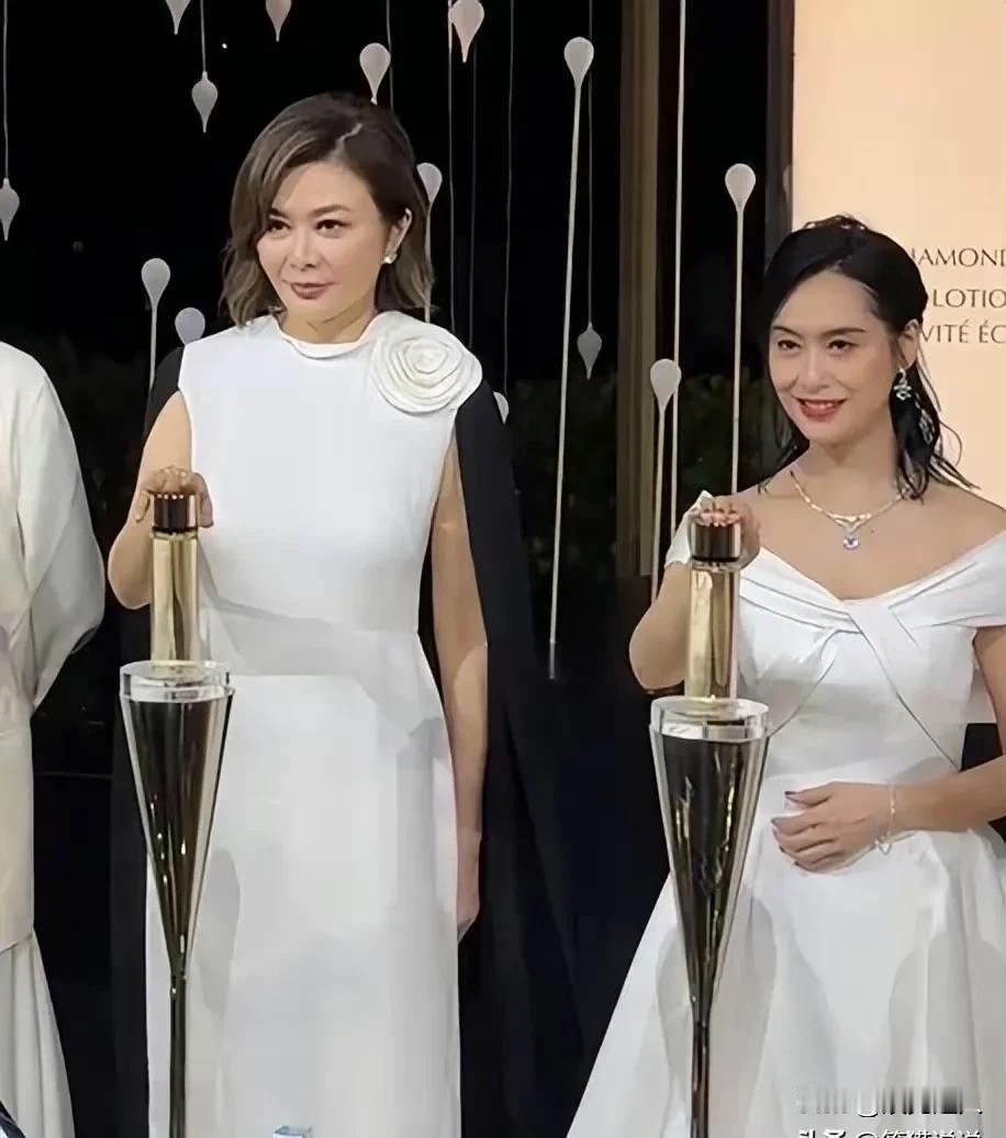香港那两位女神级人物，关之琳和朱茵居然同框了！关之琳穿了件白裙子，配个黑披