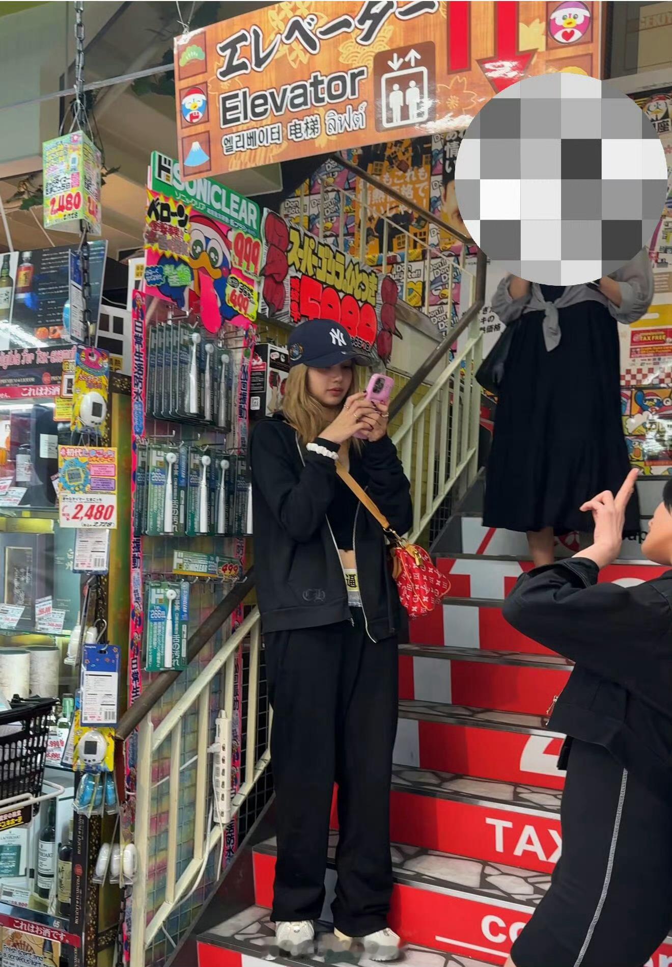 lisa裤子上的中文lisa裤子上的汉字哈哈哈哈哈哈外国人衣服上的奇怪中文+1