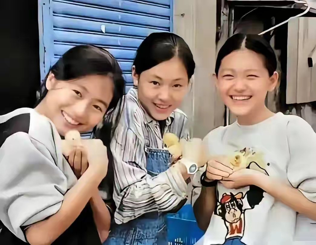 小S二女儿晒和表哥的合影，这个男生是S家大姐儿子！大S很疼这个外甥，当时她和汪小菲谈恋爱的时候，都带