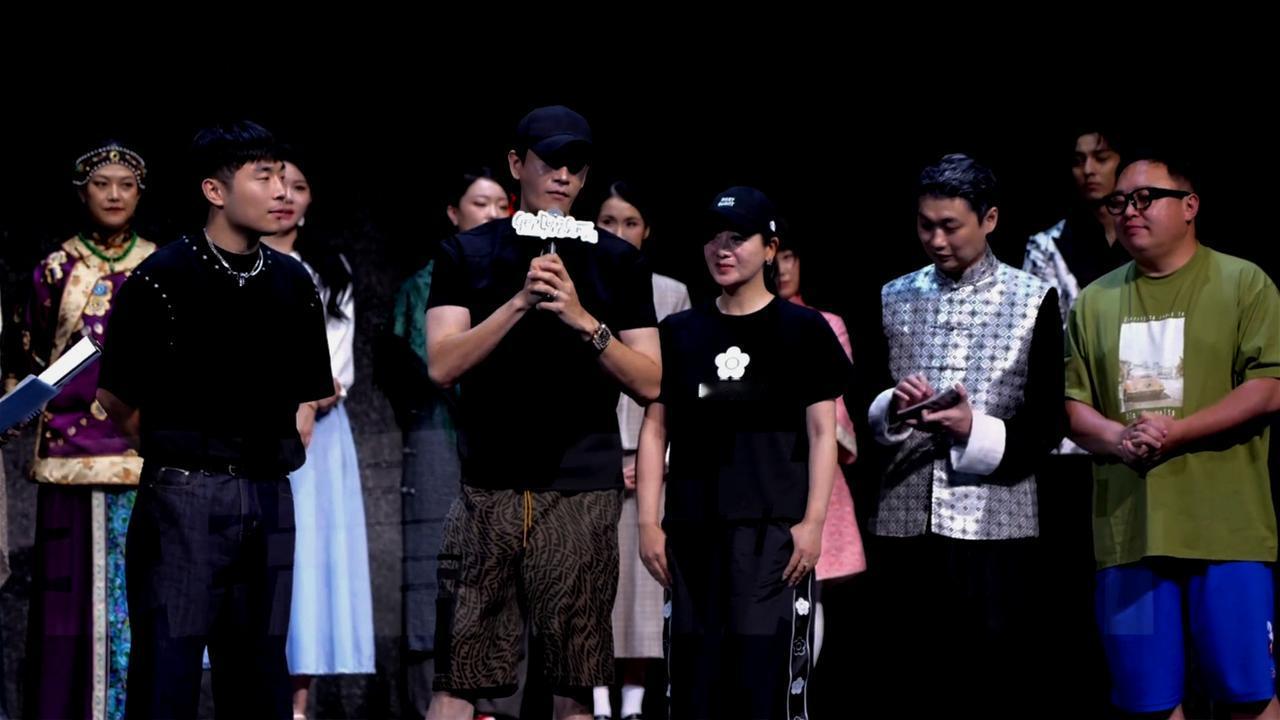 德云社话剧二巡北京首演圆满结束，三天三场演出，秦霄贤被登台嘉宾夸了三天，他用演技