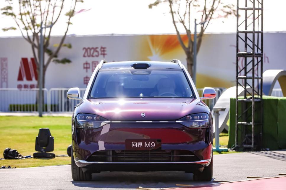 前几天发了电影金鸡奖，才发现问界M9是官方合作伙伴与指定用车。问界M9又大舒服，