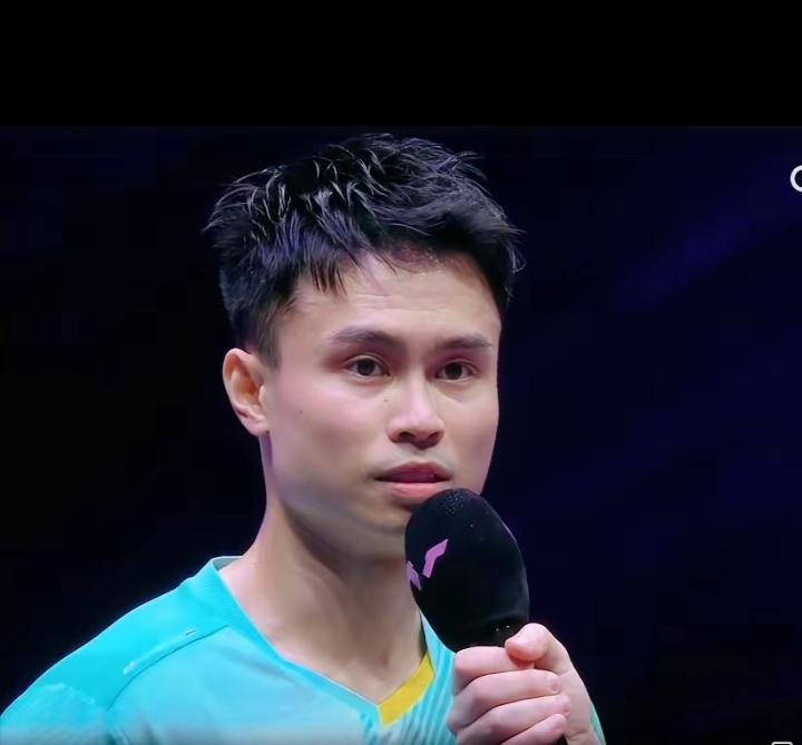 周启豪赢球又赢风度！WTT赛场周启豪3:1战胜黄友政，赛后接受采访时，全程非常