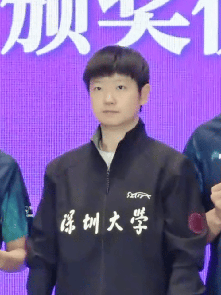 这个姐姐是不是在说喜欢莎姐啊莎姐：拍照中一脸正气孙颖莎