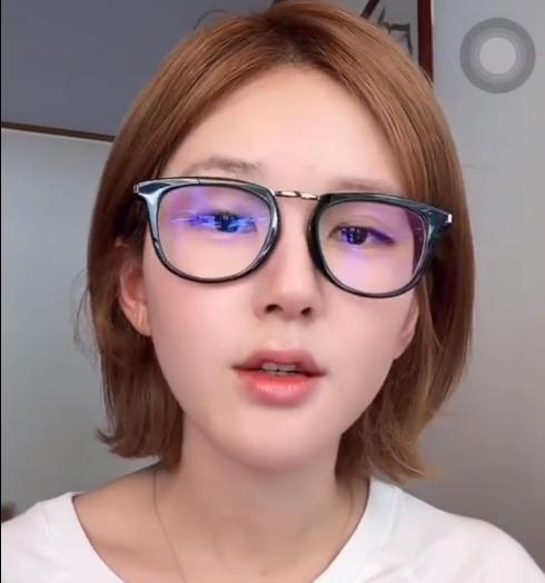 董宇辉比赵露思的运气好太多了，董宇辉单飞创业不仅没有赔钱，还拿到了好几亿和一个现