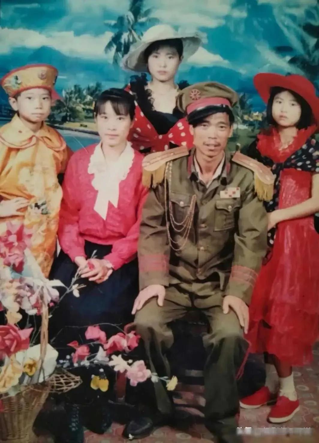 看到七八十年代照相馆拍的照片都想笑，真搞不懂拍个照片为啥非得穿各种奇装异服，难道