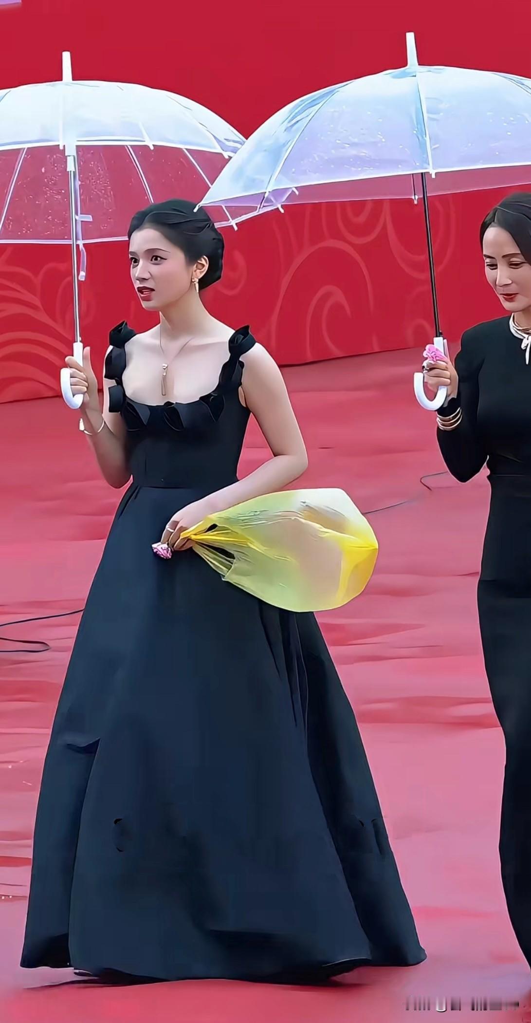 看完你是不是会笑出声！张婧仪和蒋勤勤一起走红毯，穿着高定黑色礼服，性感妩媚非常漂