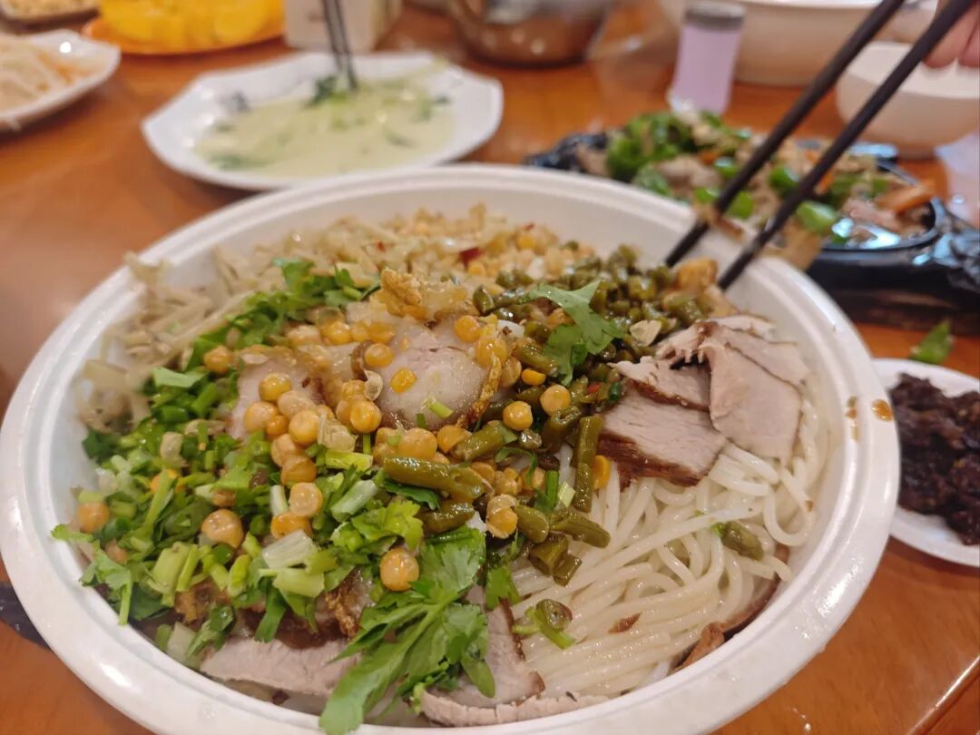 热评丨一碗米粉两个价 阴阳菜单为何屡禁不绝?
