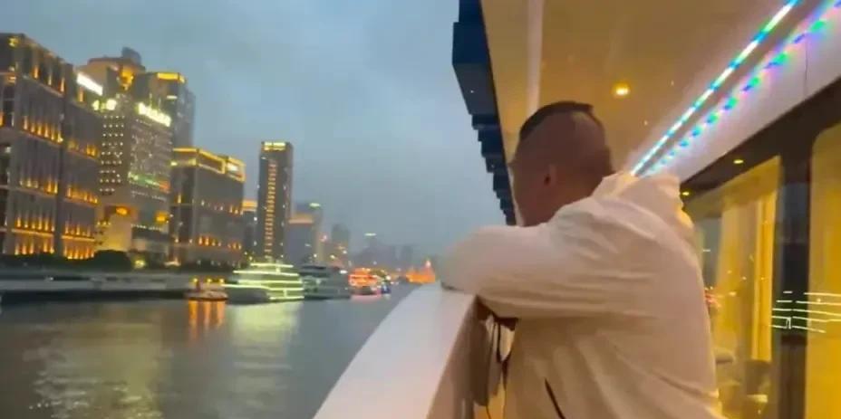 “馆长”夜游黄埔江被彻底震撼到了，感慨台湾没法比。并感慨一辈子一定要来一次上海。