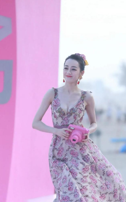 迪丽热巴的拍立得好大啊​​​