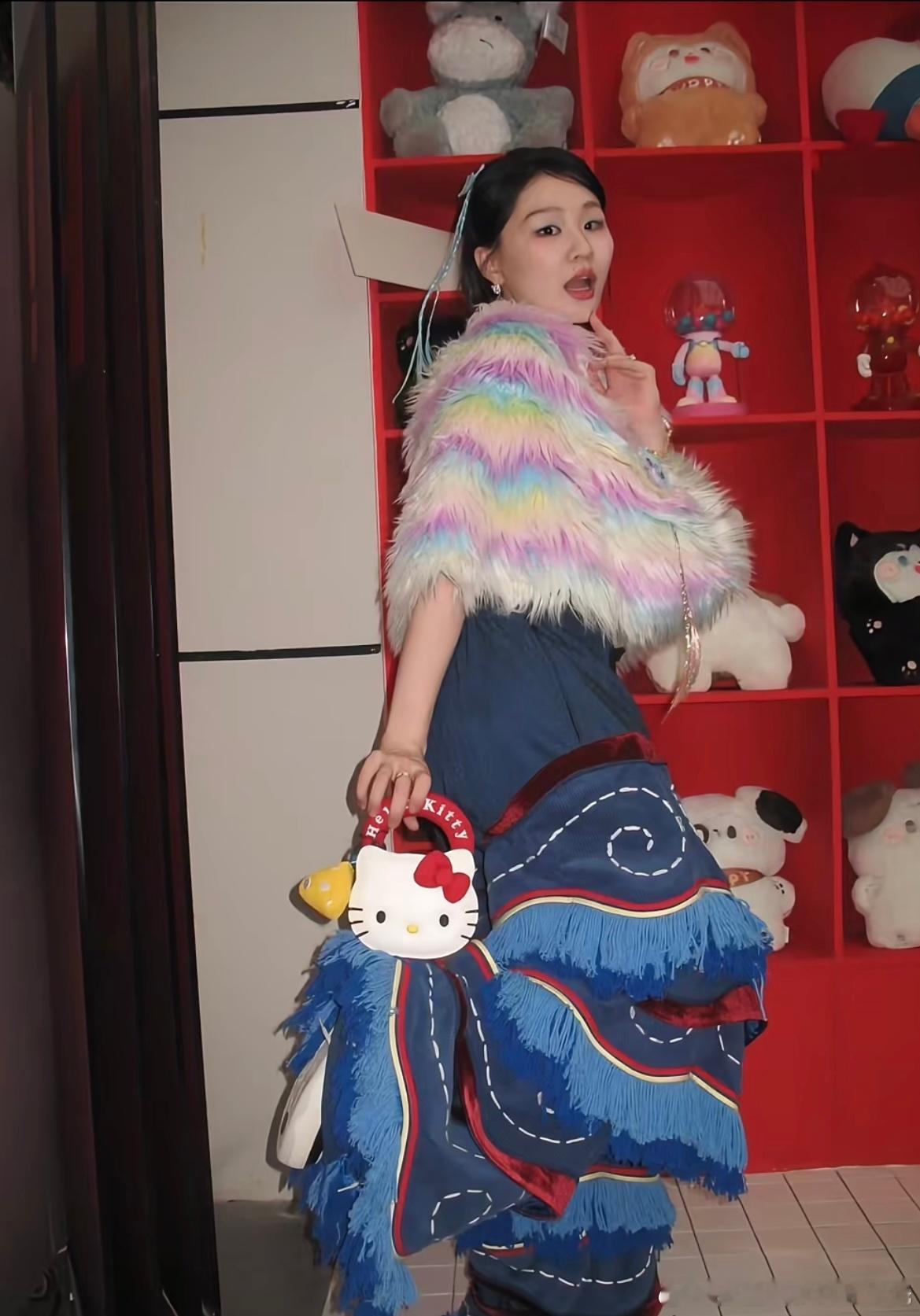 金靖穿搭所以说女孩子就是要自信啊，金靖就是一个很好的例子，现在真是又美又有气质，
