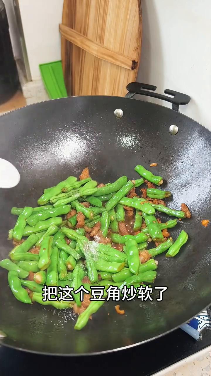 豆角盖饭。·吃剩下的米饭直接倒在炒好的豆角锅里，简单的一炒就是超好吃的豆角盖饭