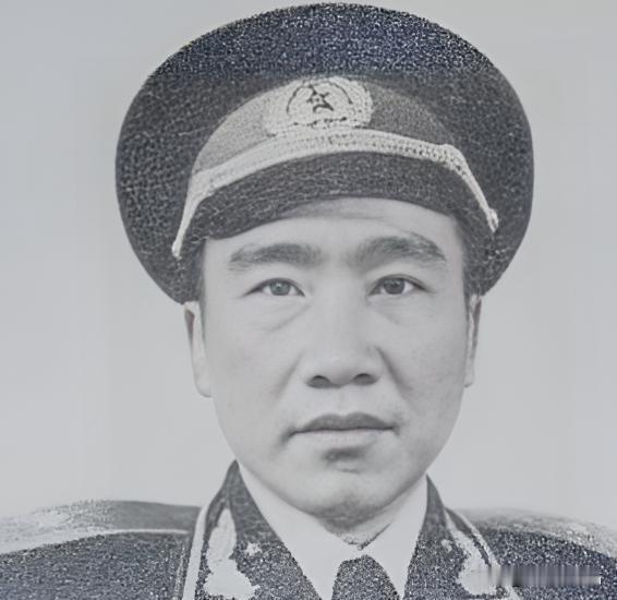 1955年授衔时，他一把拽下肩章，扬长而去，并誓言：‘死了不穿军装下葬！19