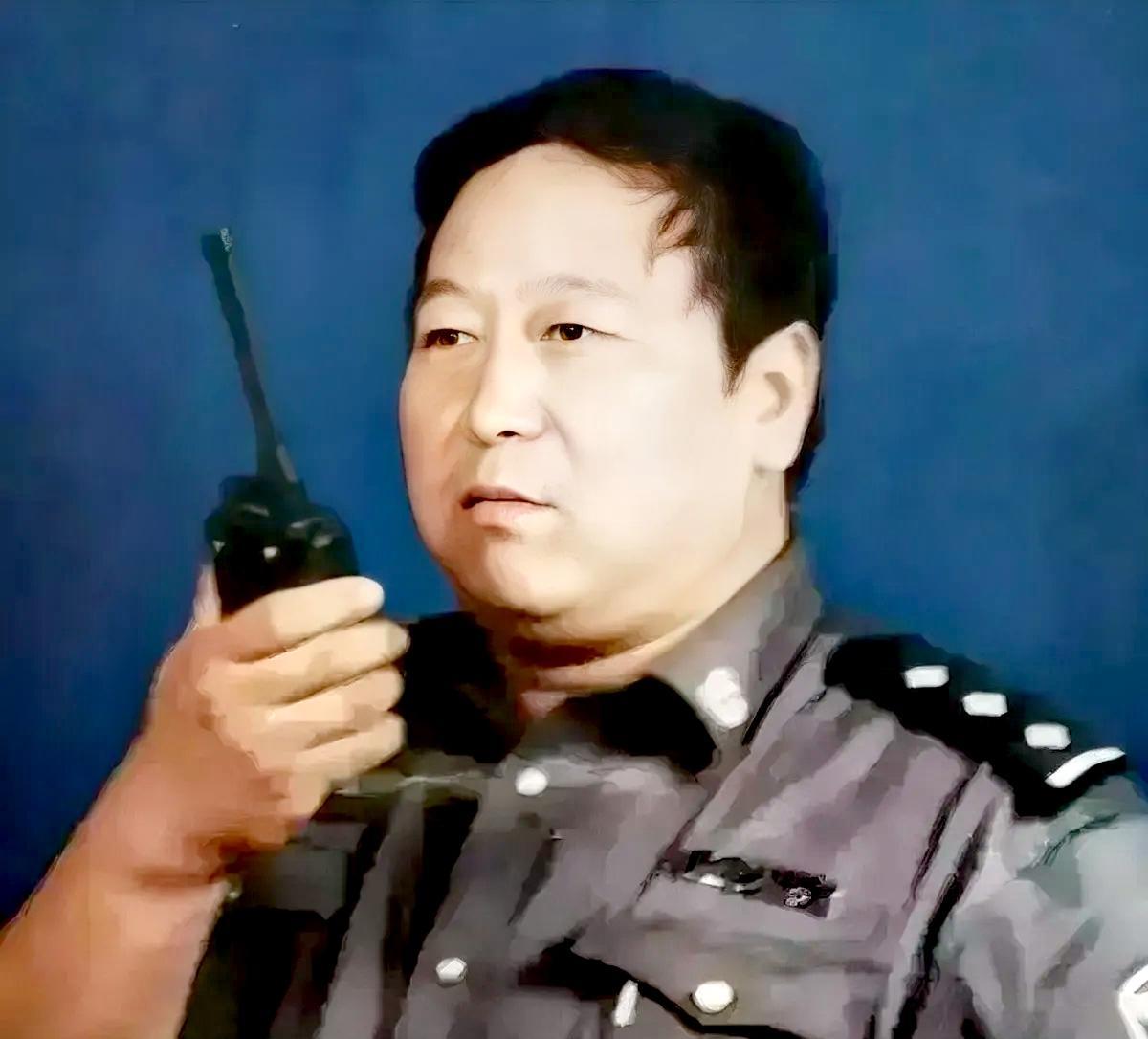 他叫郑成月，广平县公安局原副局长，手握坦荡仕途，却为一桩陈年冤案赌上整个人生。