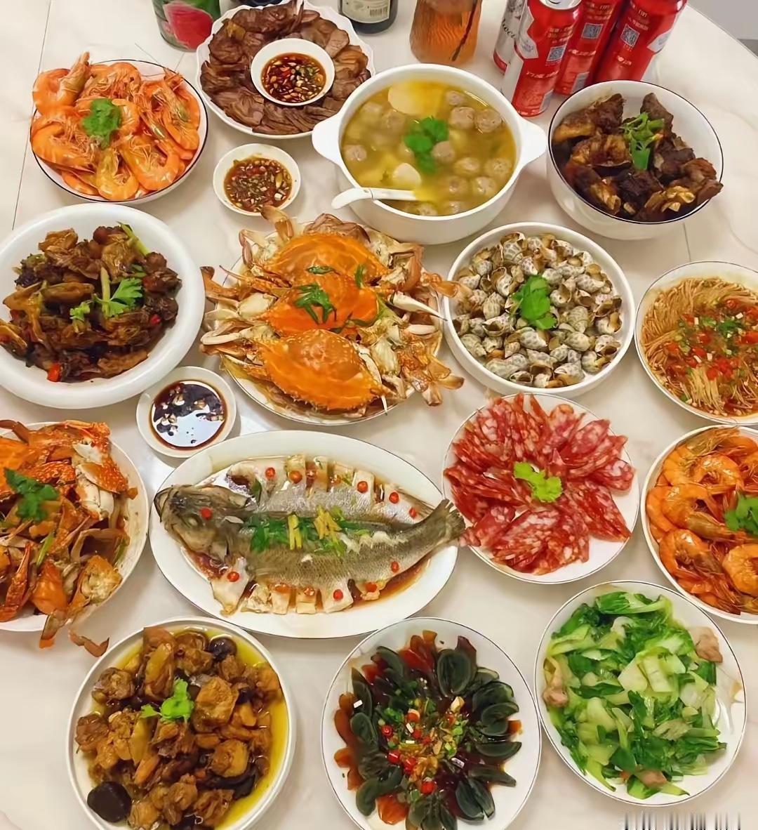 中秋走亲戚，左边亲姐做的饭。右边是姑姐做的饭，你们认为那一桌更好？
