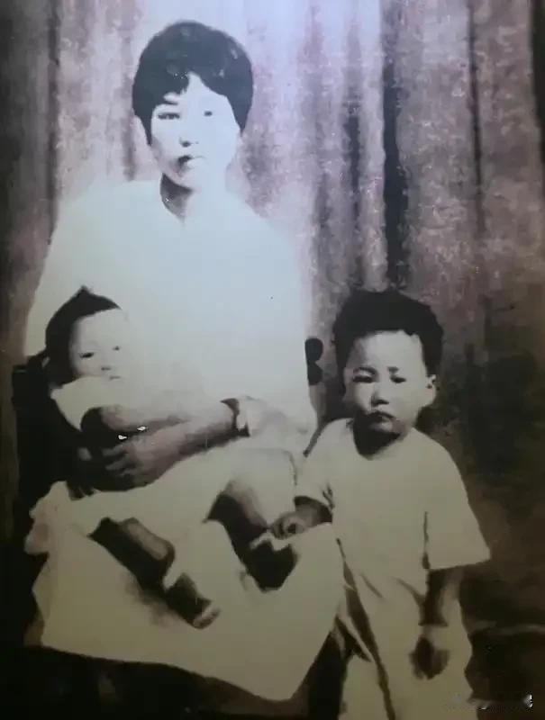 上午10点，杨开慧被执行枪决。第一枪，没死，一直暴晒到下午3点，刽子手姚楚忠