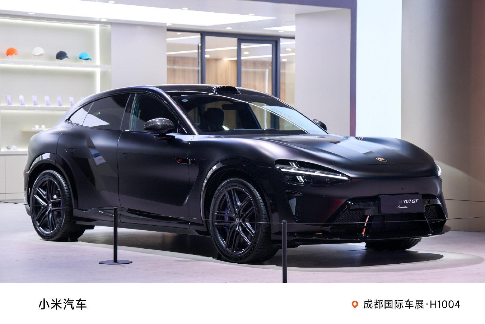 这次成都车展小米还展出了一台YU7GT高定版，车漆是黑武士哑光，哑光漆纯人工打磨，里面除了珠光漆之外