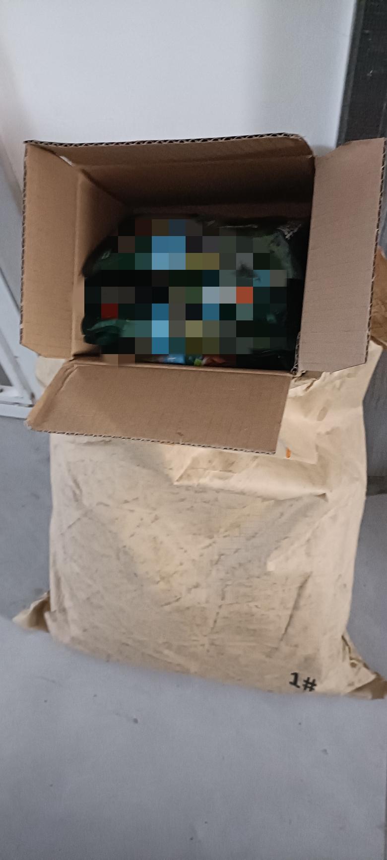 收到来自上海的热心网友@甜酒奶咖寄来的20斤猫粮和若干赠品，来自河北的热心网友