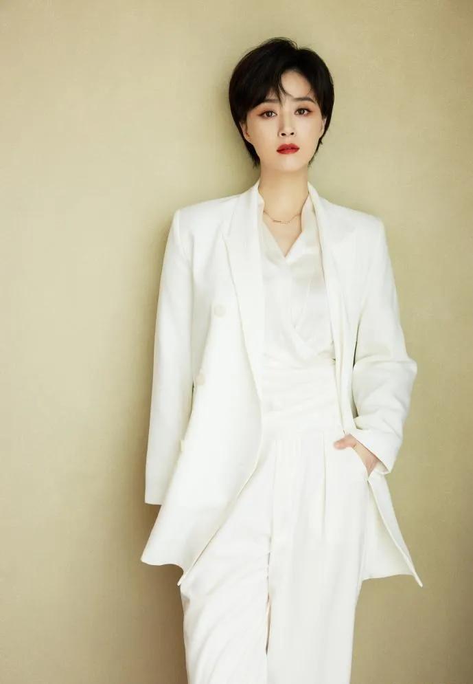 被蒋欣的白色西装狠狠圈粉！🤍清爽配色完美勾勒身材，短发红唇氛围感拉满。姐姐这