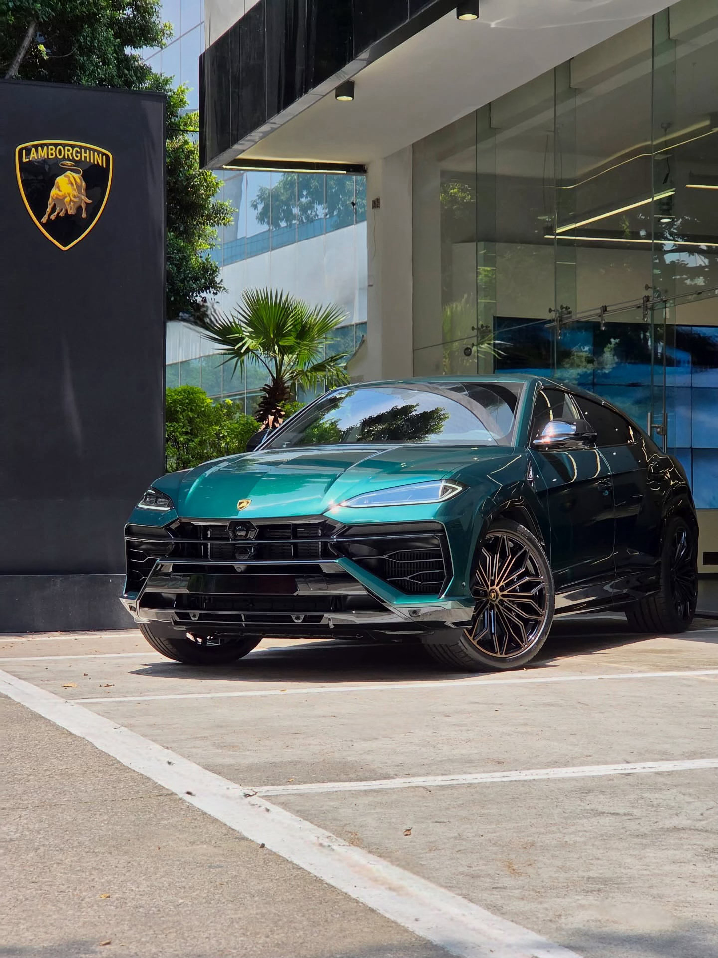 兰博基尼UrusSE重新定义了SUV的含义：强大的力量、意大利式设计，以及一颗