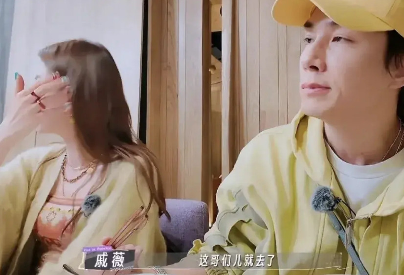 戚薇其实挺不淡定的，李承铉可以解决喜欢自己的莺莺燕燕，但是戚薇一直耿耿于怀。很多