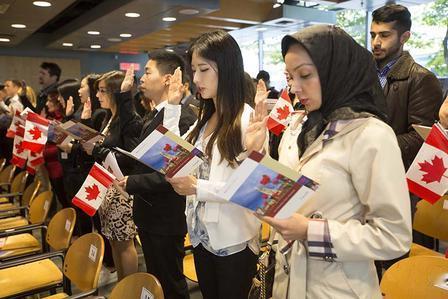一个中国人，熬够了年限、考完了语言，好不容易入籍加拿大，最后一道关是宣誓。当着宣