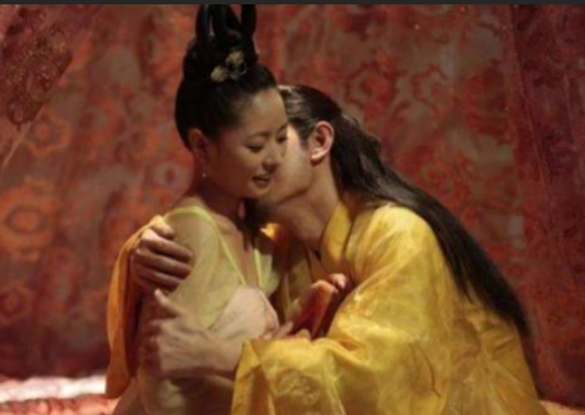 1685年，酒后回到寝宫的康熙一把抱住了正在铺床的小宫女，当晚就将她宠幸了。谁也