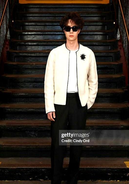 权志龙头顶丝巾，时尚圈又让人看不懂了。纽约香奈儿那场秀，真是有点意思。权志龙戴