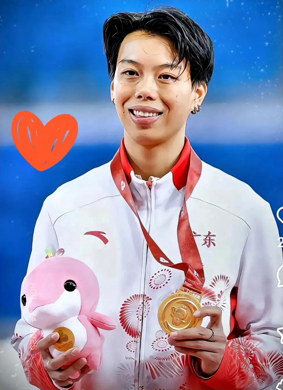 林雨薇说:我和刘景扬认识已经有十几年了，他爸爸姓施，以前叫施家莉。练习田径