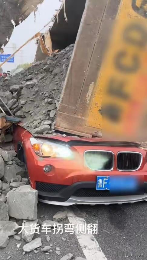 烟台渣土车发生侧翻，宝马车直接被压扁，群众徒手搬石头救人！画面让我看哭！20