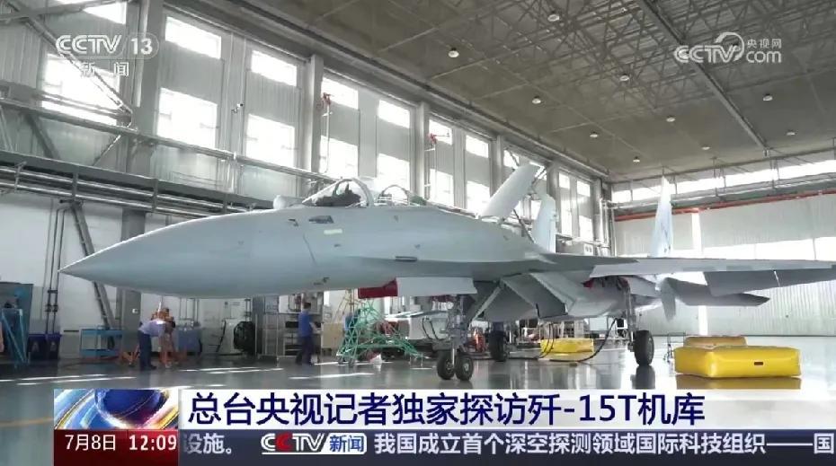 歼15T被歼35T包围，说明什么？说明歼15T只是辅助，歼35T才是主力，一架
