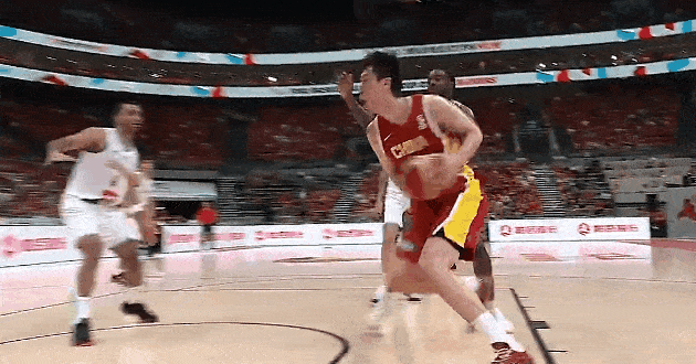 黎巴嫩球员失态了！与中国男篮的第四节比赛中，黎巴嫩0号球员方德伯克出现情绪失控