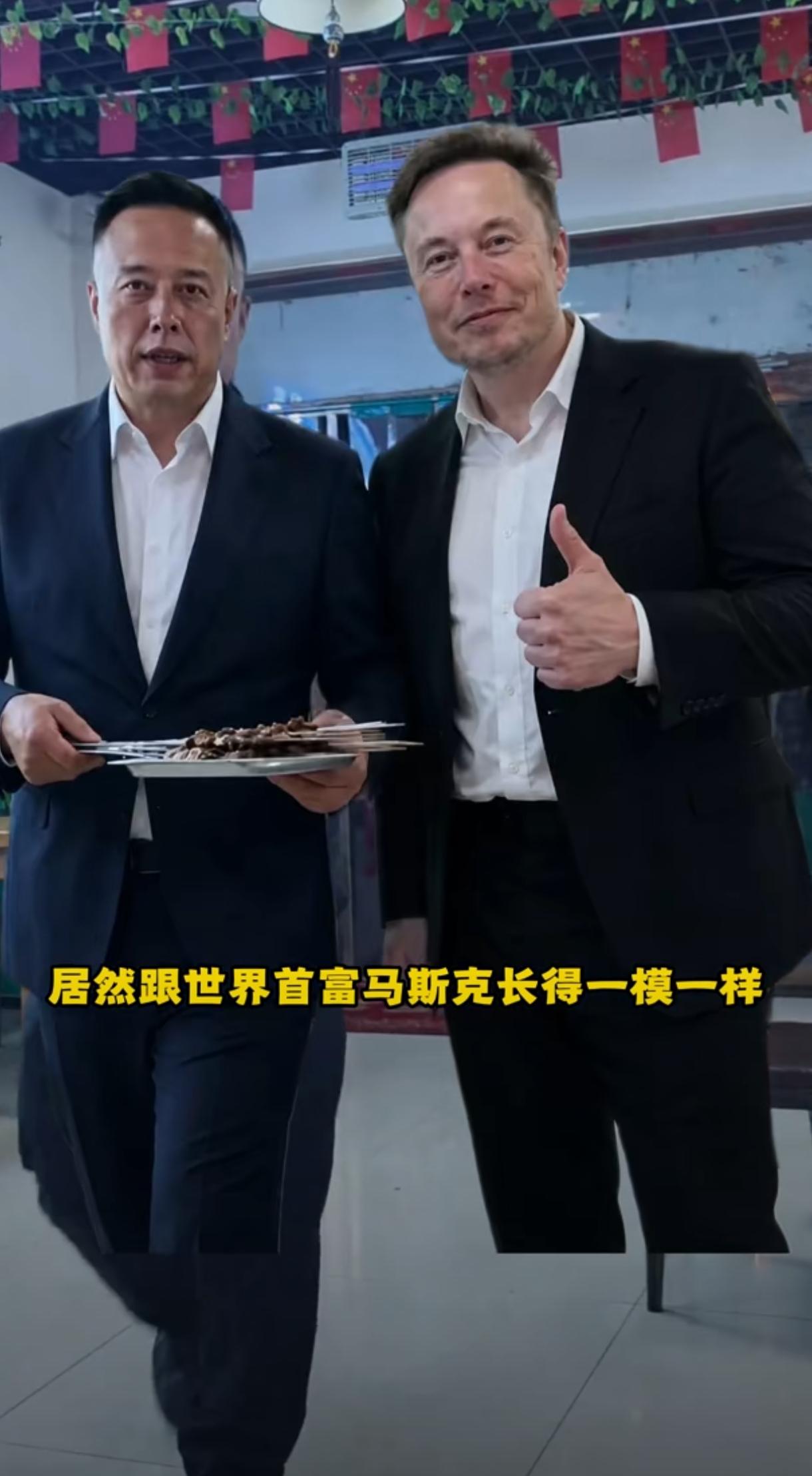 里三层，外三层，烧烤摊被包围的严严实实，为了拍个照片或者录个视频也是够拼的。这