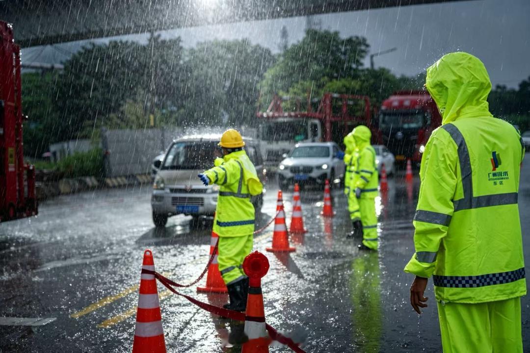 广东暴风雨超长待机广东暴雨是一轮又一轮，小朋友是不是又要放假了受第10号台风“
