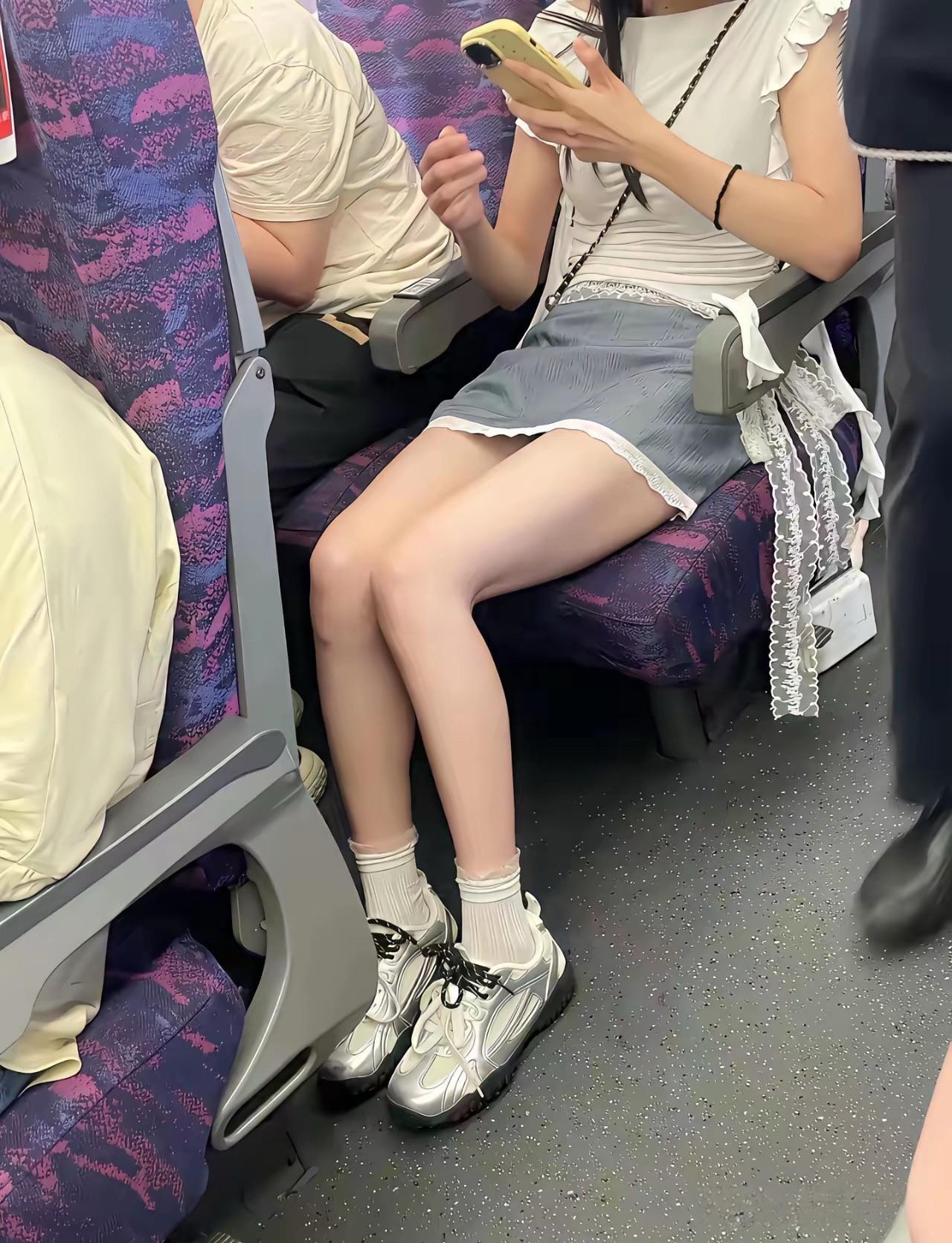 坐高铁看见这个美女的鞋，超级喜欢