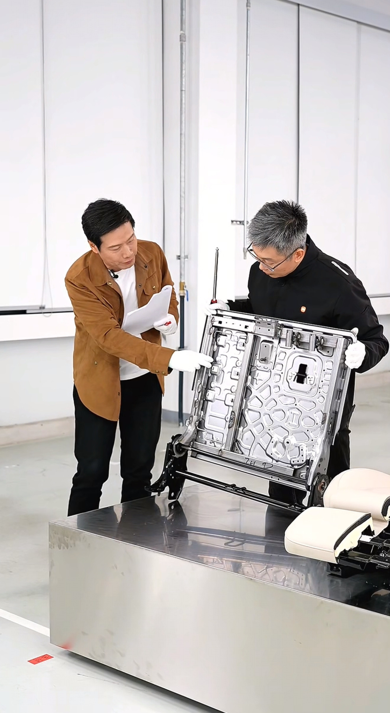 雷军在直播中透露：2025年，小米汽车亦庄工厂全年接待了13万名游客参观和