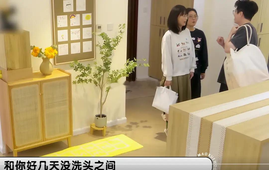 赵晓卉戴着一顶价值200元的假发，去李雪琴和毛不易的节目做客，被毛不易一眼看穿：