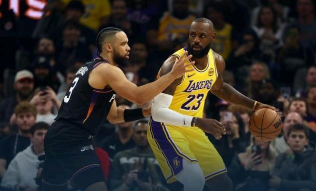 雷迪克赛后亲口承认，他给湖人布置了一个“愚蠢”的防守战术。你让球员去三分线外贴