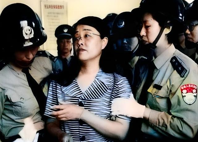 1999年银行职员杨淑华押到刑场执行死刑，临刑前她还精心描眉画妆，身穿崭新的条纹