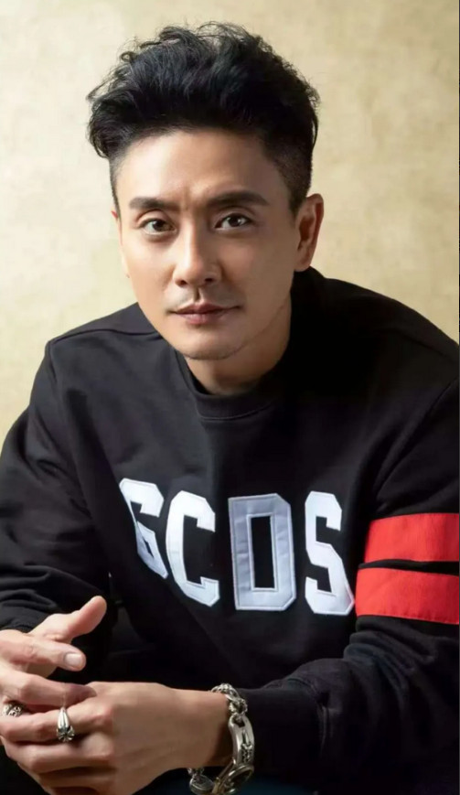 主持人问黄宗泽:“你都45岁了为什么还不结婚？”黄宗泽说:“你以为我不想结婚啊，