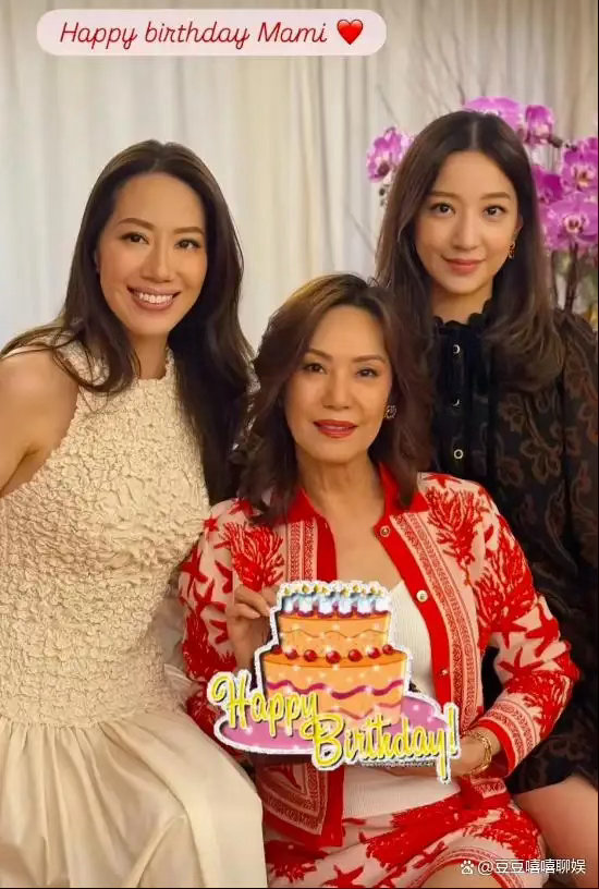 冻龄外婆出圈！甄子丹岳母汪徐莉君69岁生日照曝光，一袭吊带裙身材出众，和外孙女同框，网友直呼像母女​