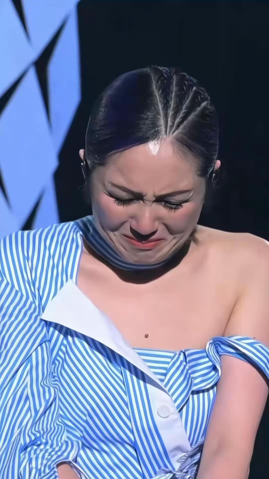 香港大埔火灾刚过，杨千嬅直接把红馆演唱会首场收益全捐了！还取消了花篮、烟火这些排