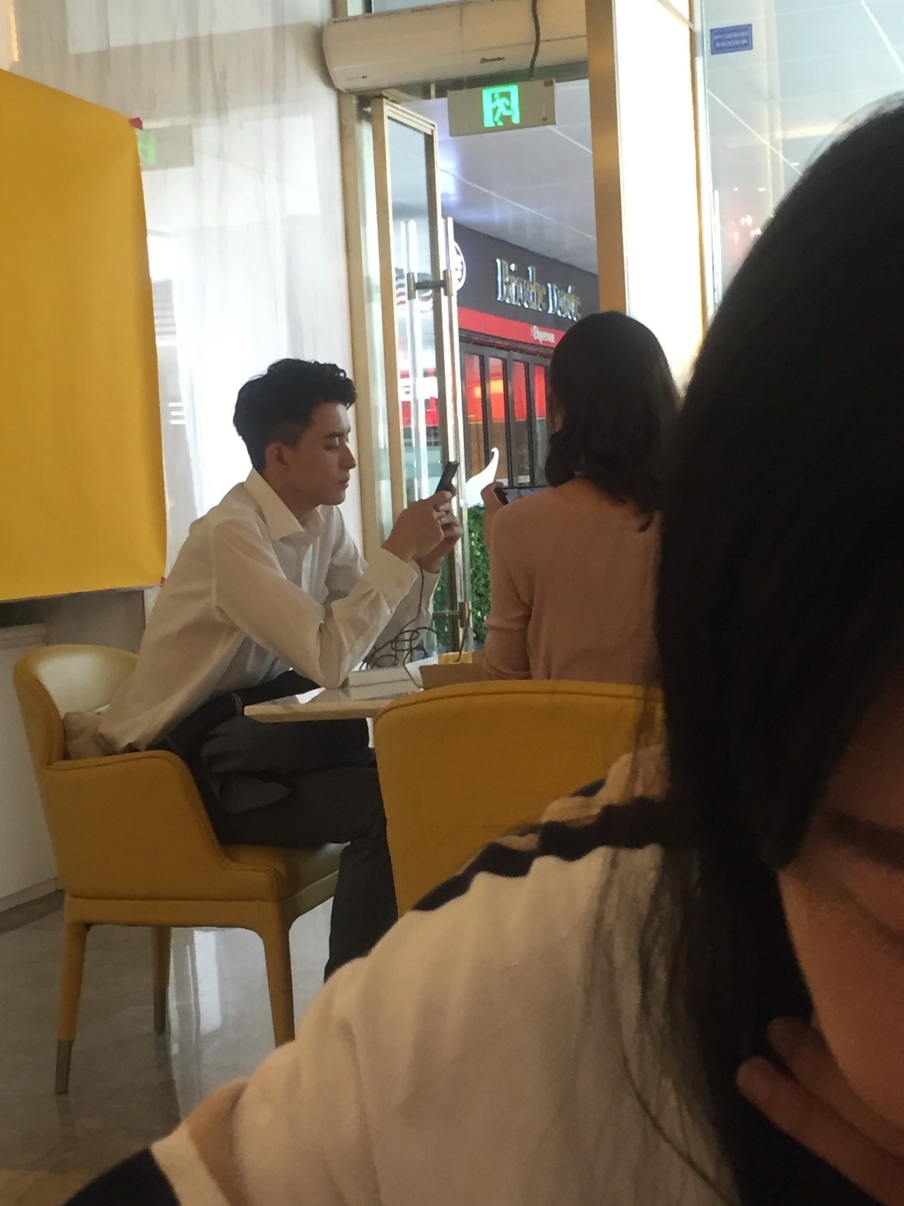 没想到现在还能有没出道时的古早照片流出…敖瑞鹏这透明的一生哈哈哈哈哈哈哈哈哈哈哈