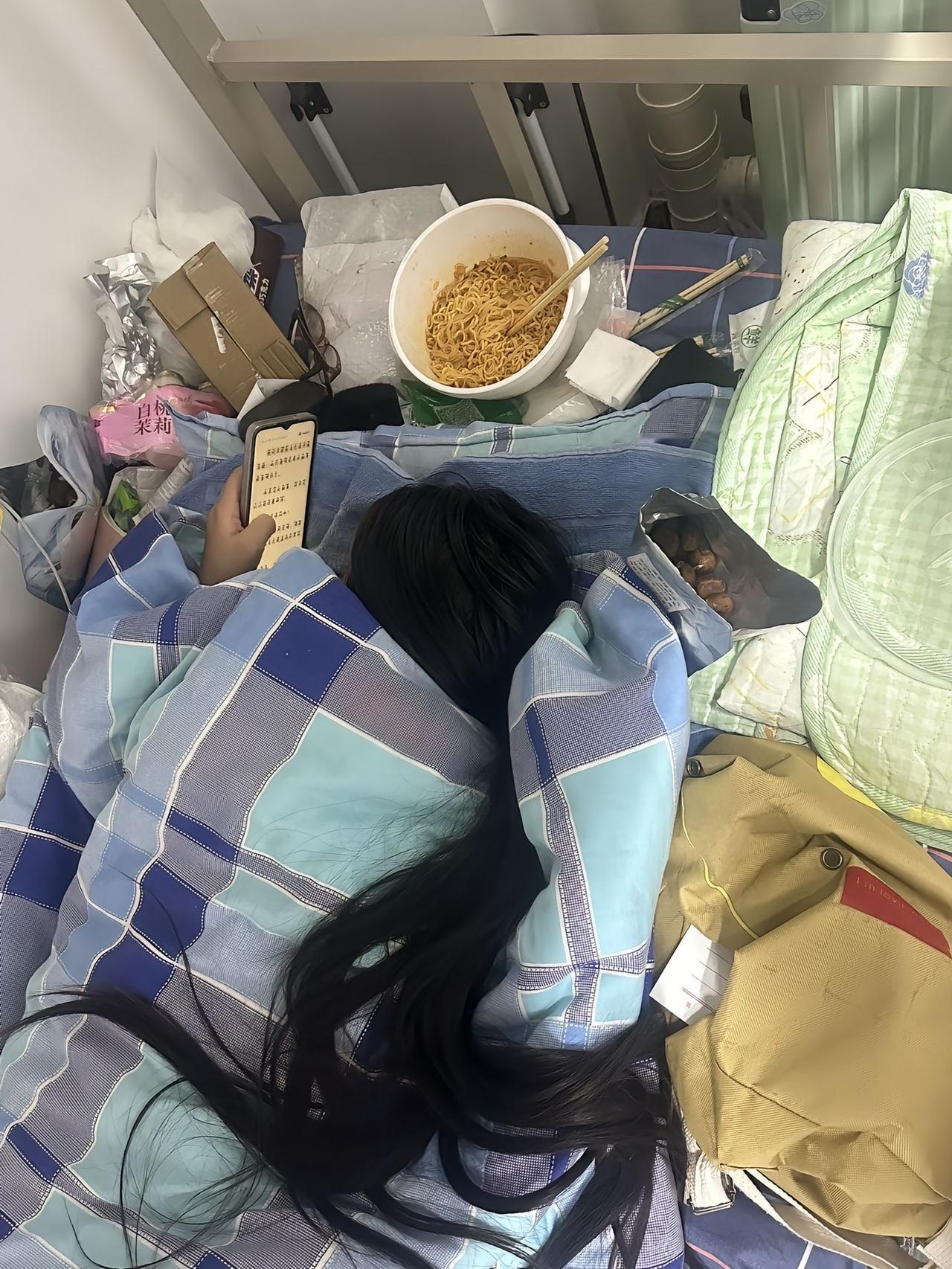 大学室友活成了我最羡慕的样子，这才是真正的“人间清醒”吧？这是我的大学室友。说